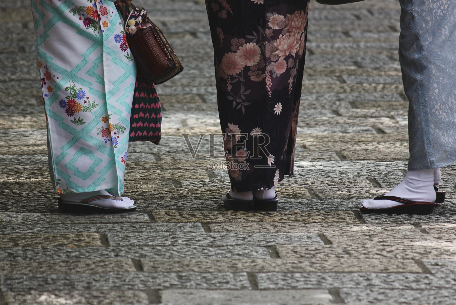 身着传统和服的人物在石板路上行走照片摄影图片