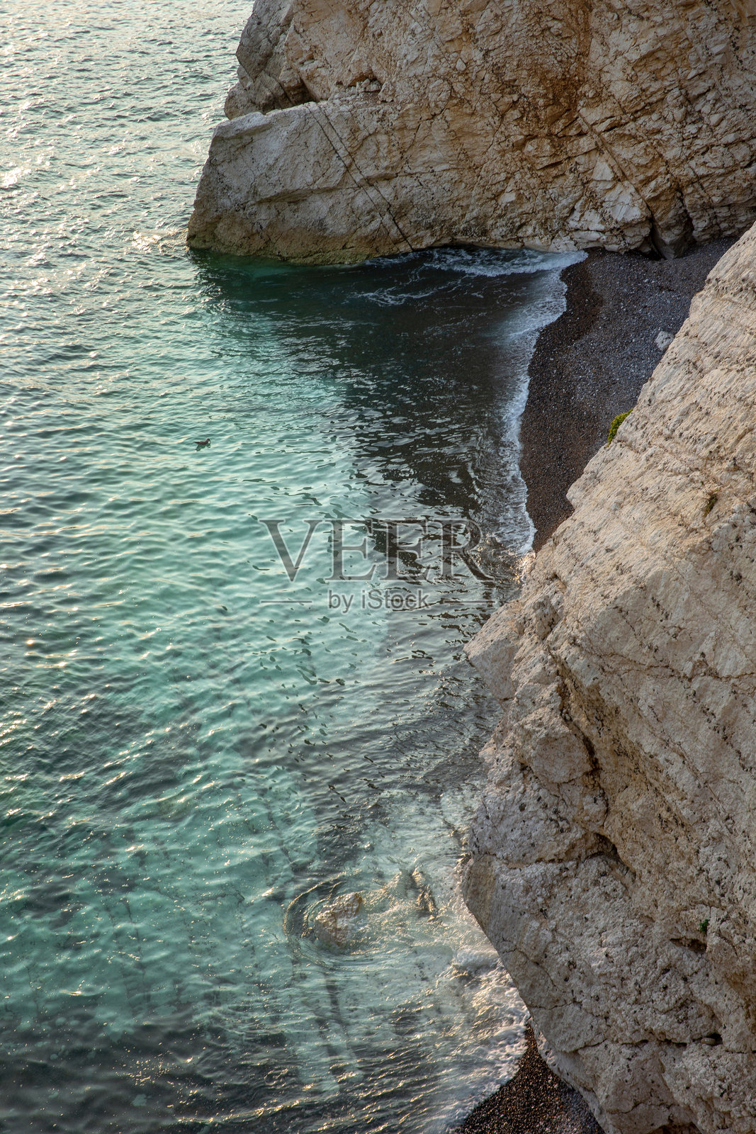 日落时分英格兰怀特岛海岸的风景与悬崖照片摄影图片