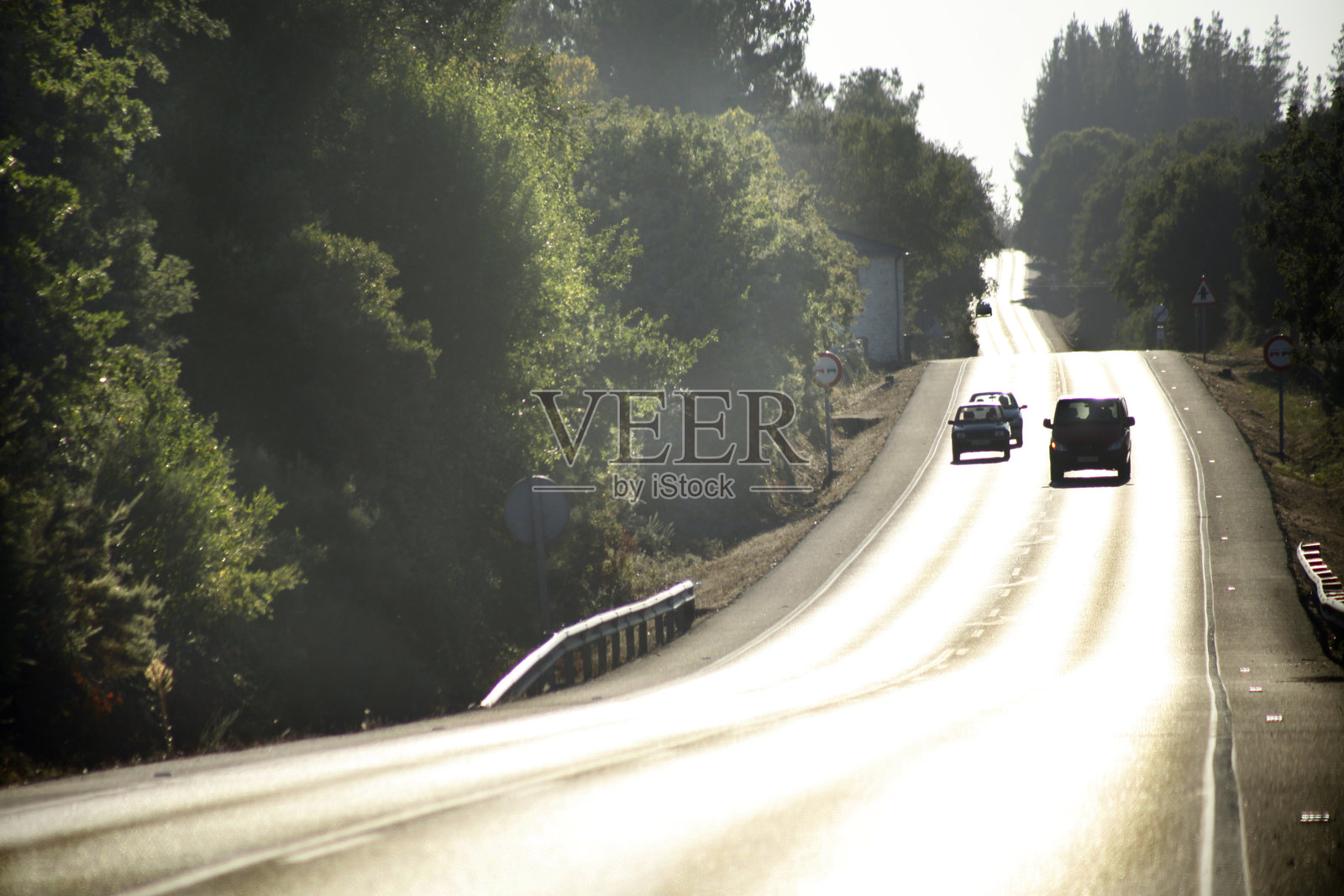 黄昏时分的乡村公路。西班牙,加利西亚。照片摄影图片