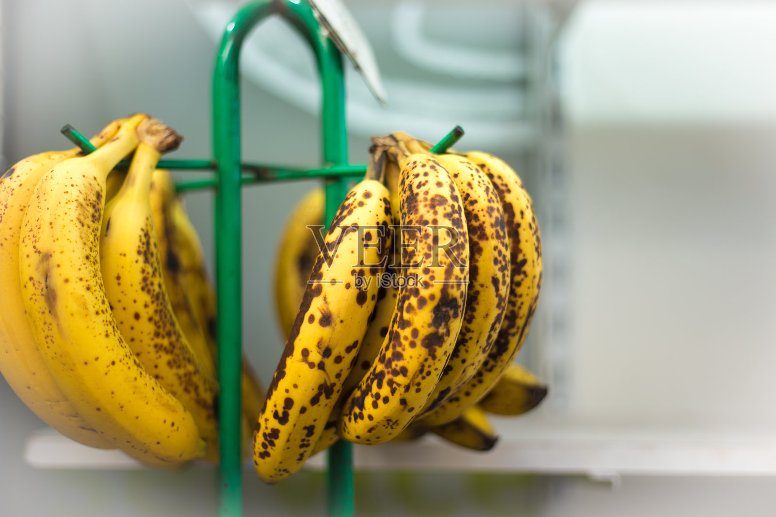 法国巴黎:架子上的一串过熟的香蕉照片摄影图片