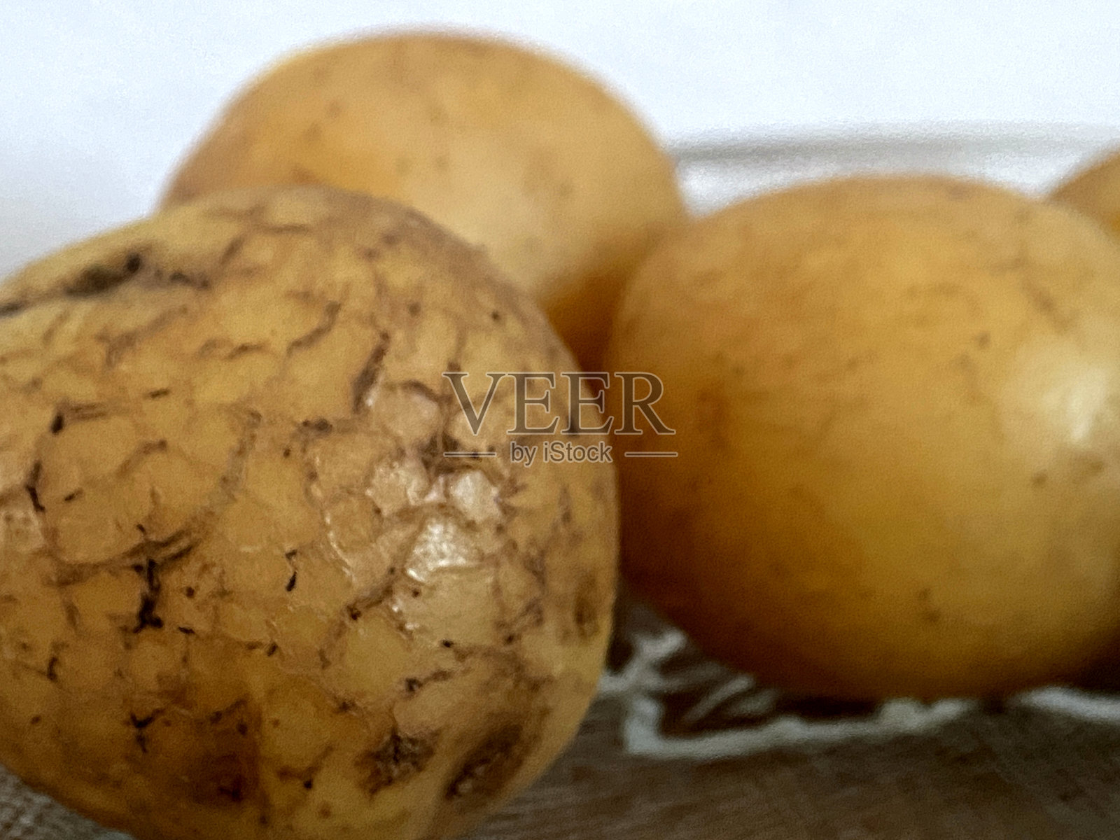 特写未清洗的生土豆,宏观视角,新鲜收获照片摄影图片