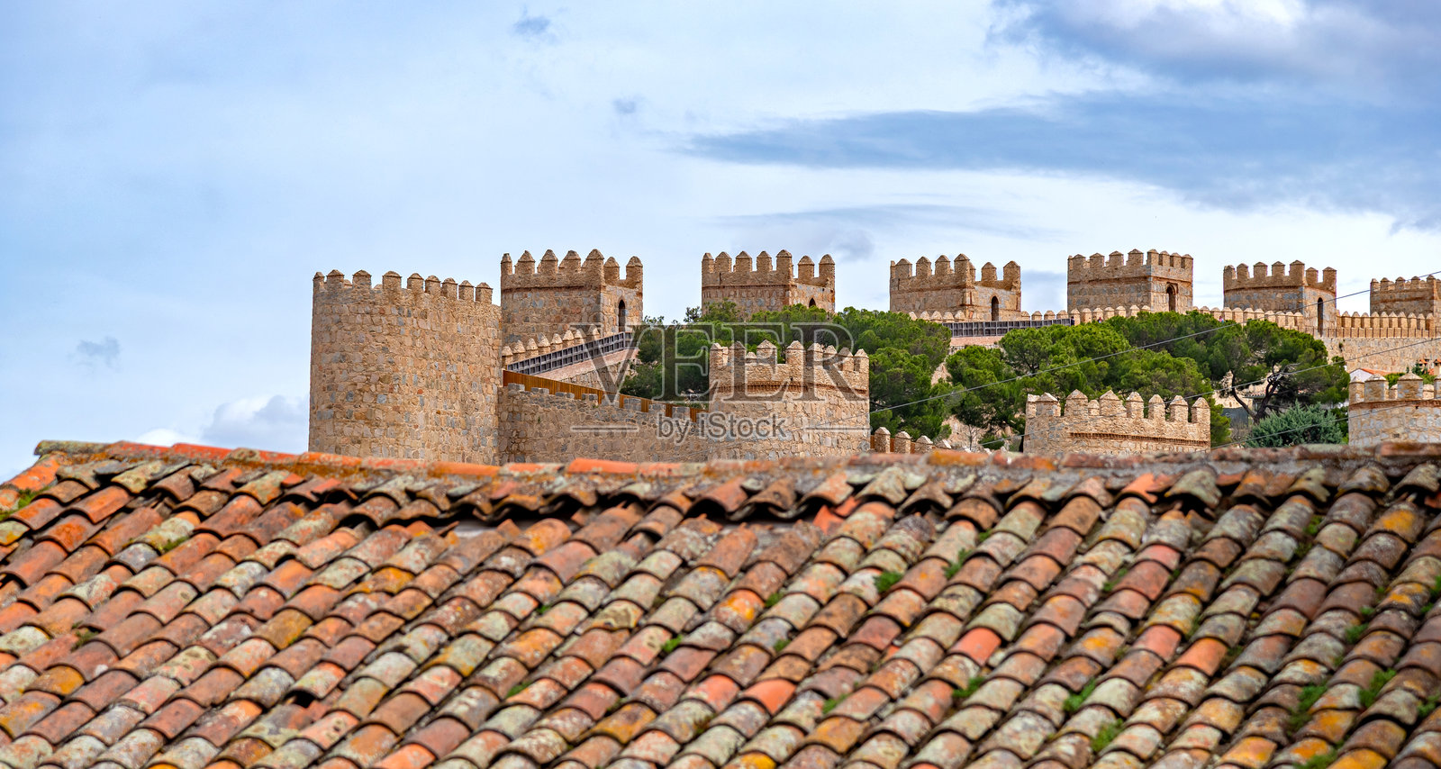 陶瓦屋顶之上的巨石塔楼照片摄影图片