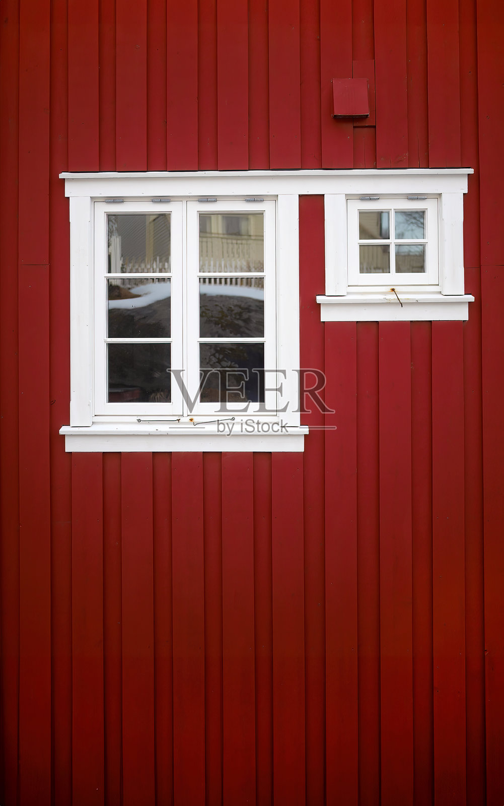 传统的法鲁红木墙纹理,带有白色窗框的窗户照片摄影图片