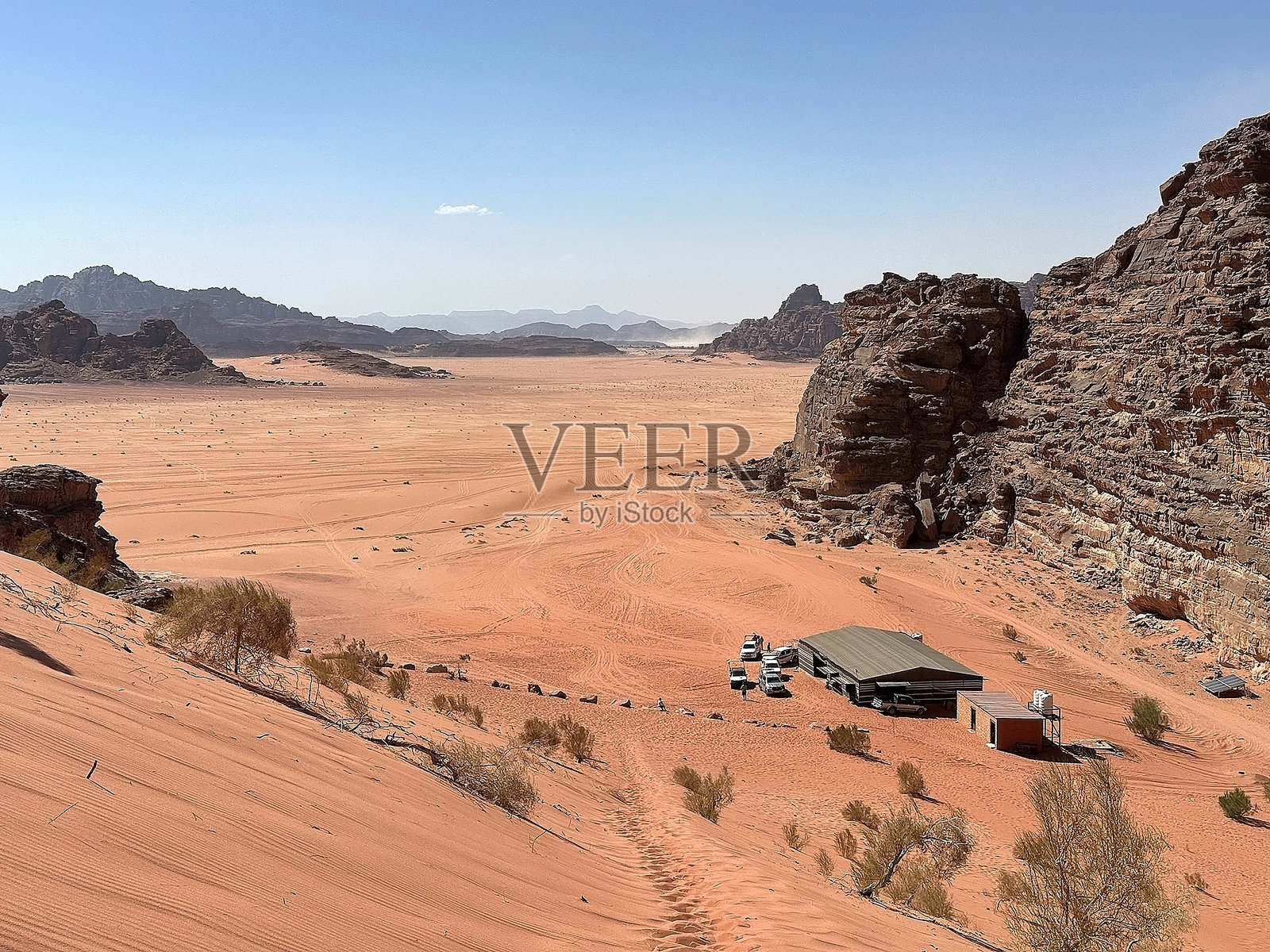 约旦瓦迪拉姆沙漠的越野车在沙漠旅游营地照片摄影图片