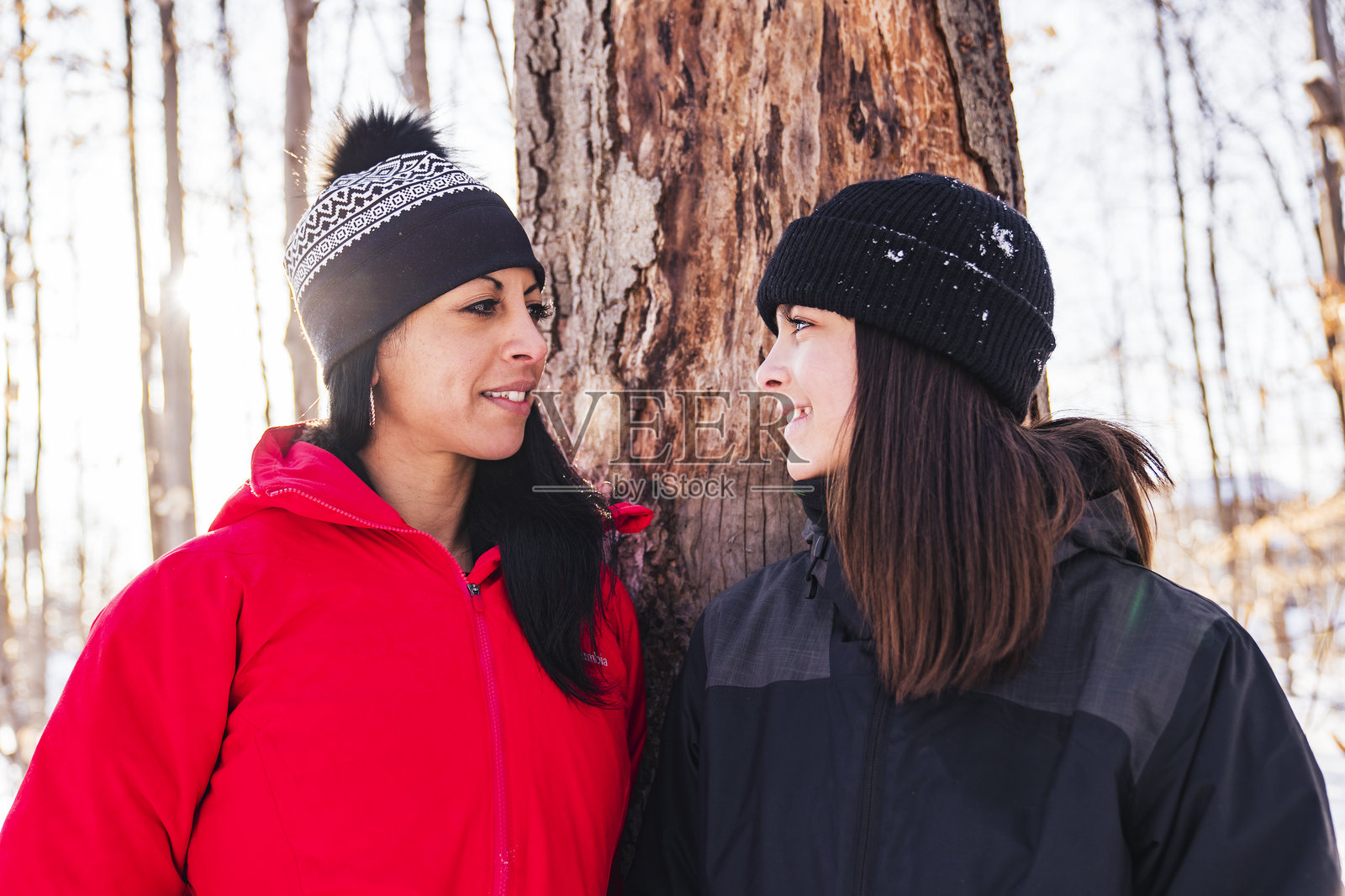 冬季户外,一位母亲与她的十几岁女儿的肖像照片摄影图片