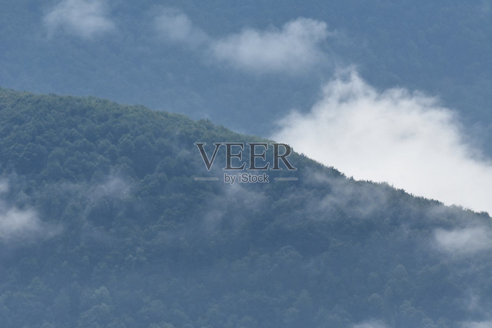 宁静祥和的绿色山景,云雾缭绕照片摄影图片