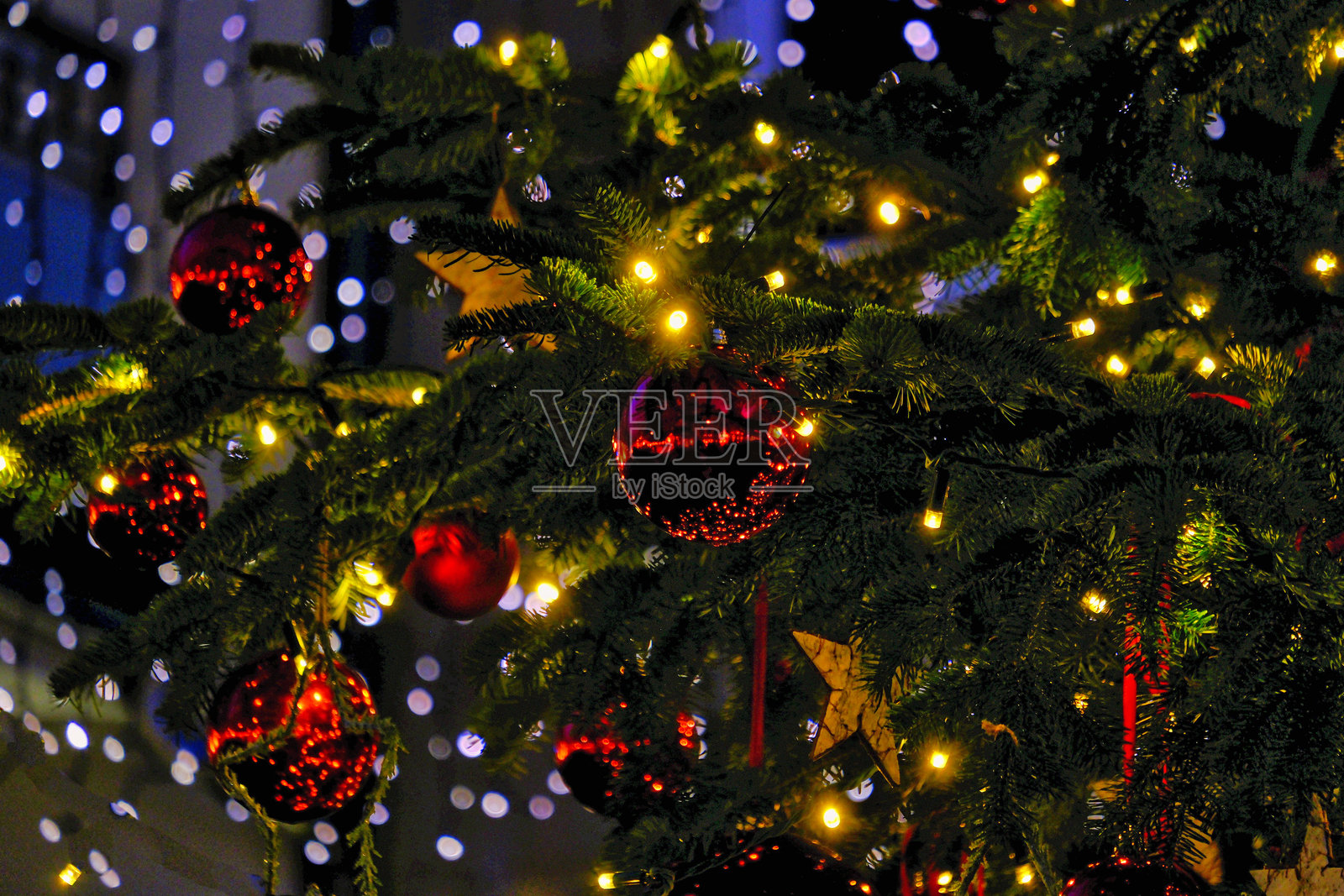 红色的圣诞树装饰球挂在树上照片摄影图片