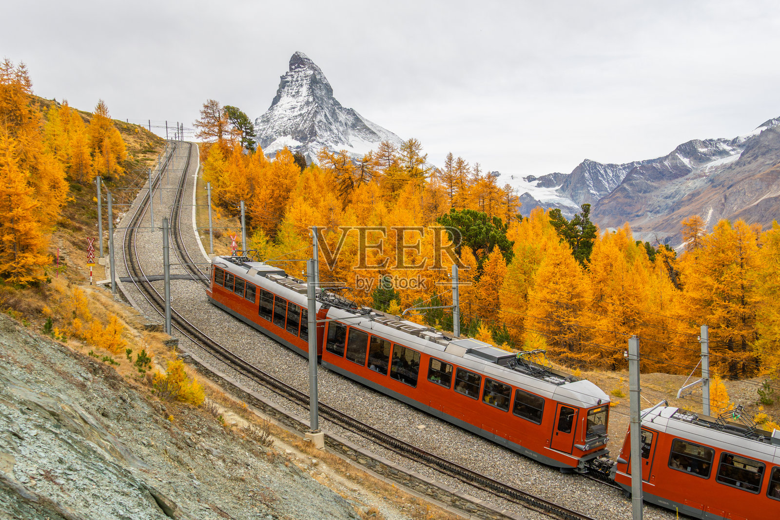 秋季采尔马特峰的戈尔纳格拉特登山火车和金黄落叶松,瑞士照片摄影图片