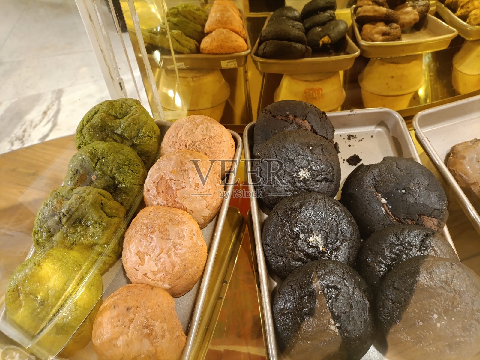 多种巧克力,包括黑巧克力、白巧克力、牛奶巧克力和巧克力球照片摄影图片