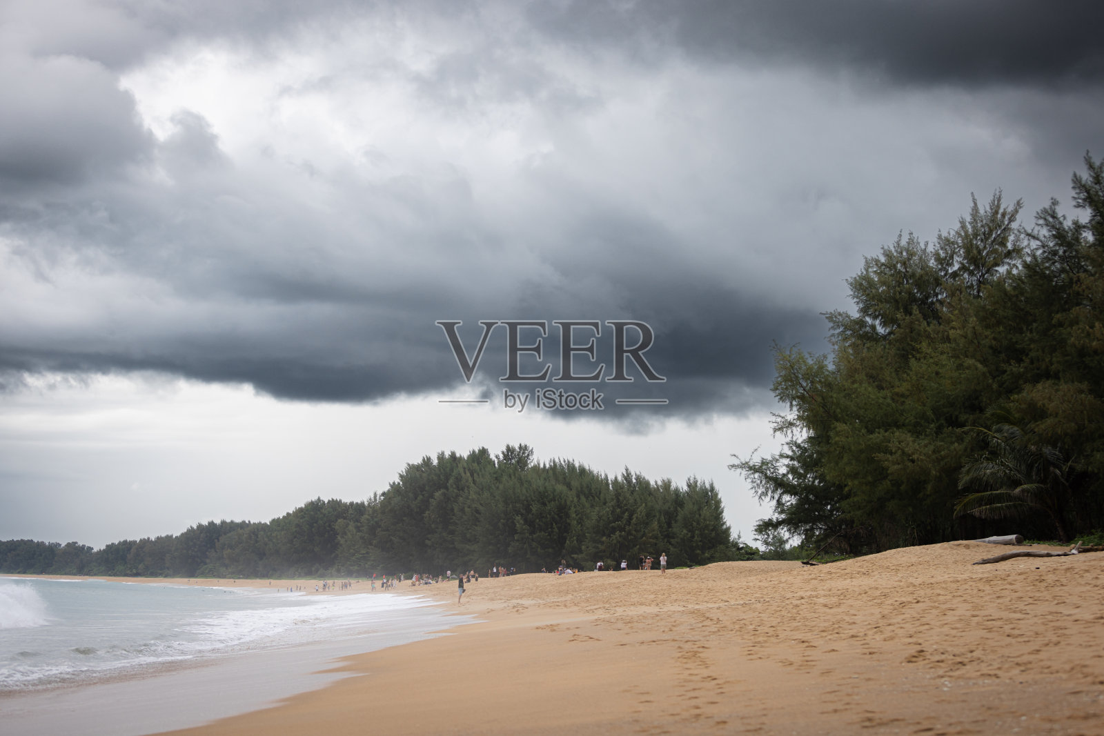 热带岛屿风光,伴有风暴云。照片摄影图片