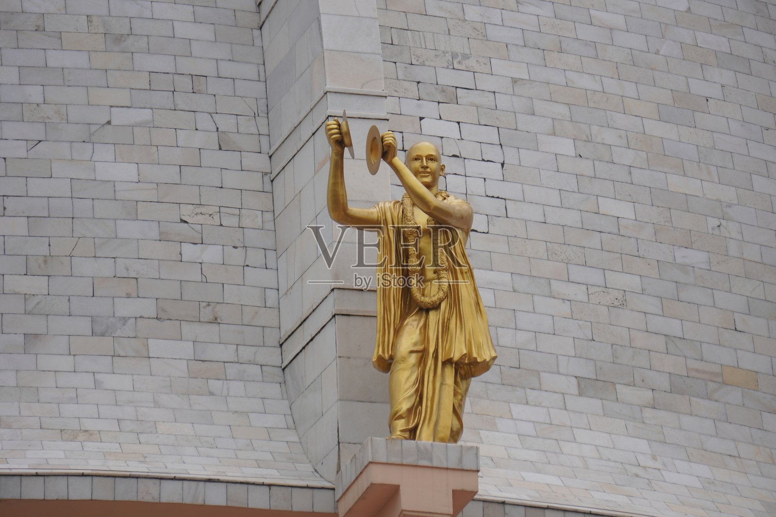 寺庙墙壁上一尊毗湿奴派信徒的雕像照片摄影图片