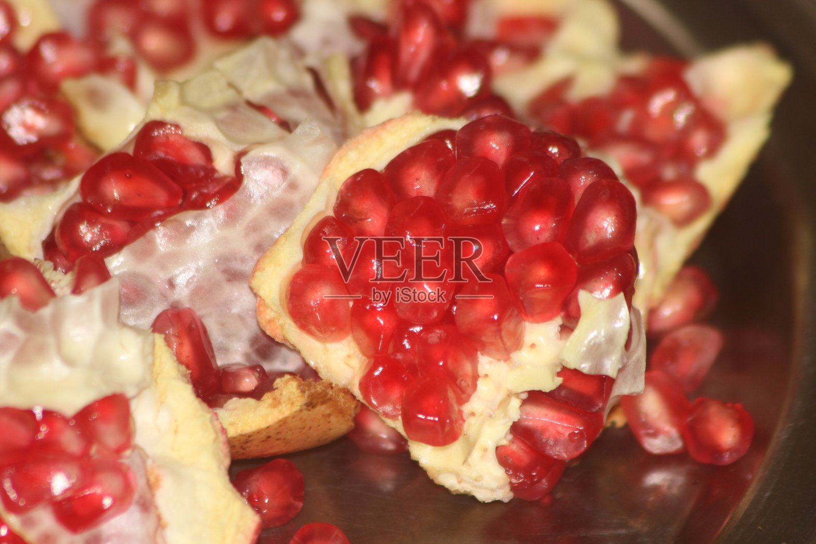 新鲜石榴切片照片摄影图片