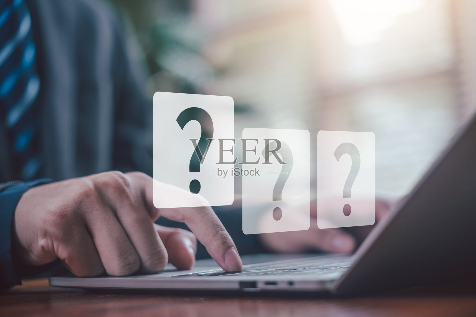 一个人使用带有问号的笔记本电脑,进行头脑风暴和解决问题。询问、回答和企业常见问题的概念。问号思考和疑惑。照片摄影图片