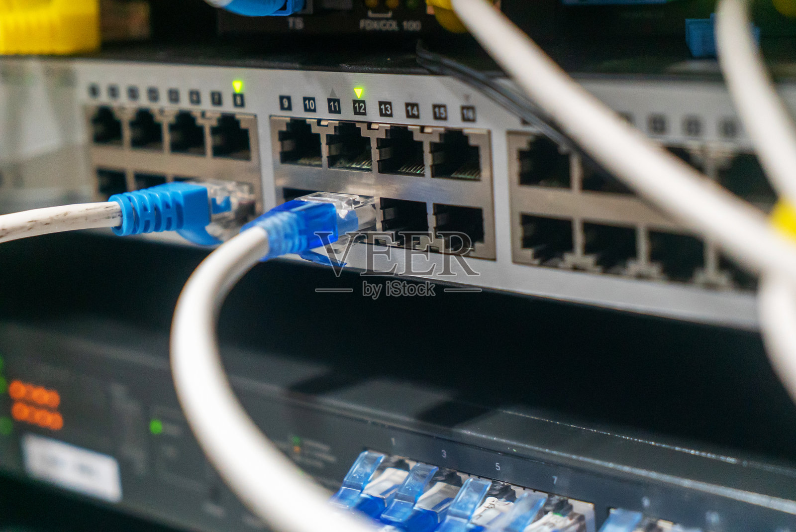 已连接以太网线的网络交换机照片摄影图片