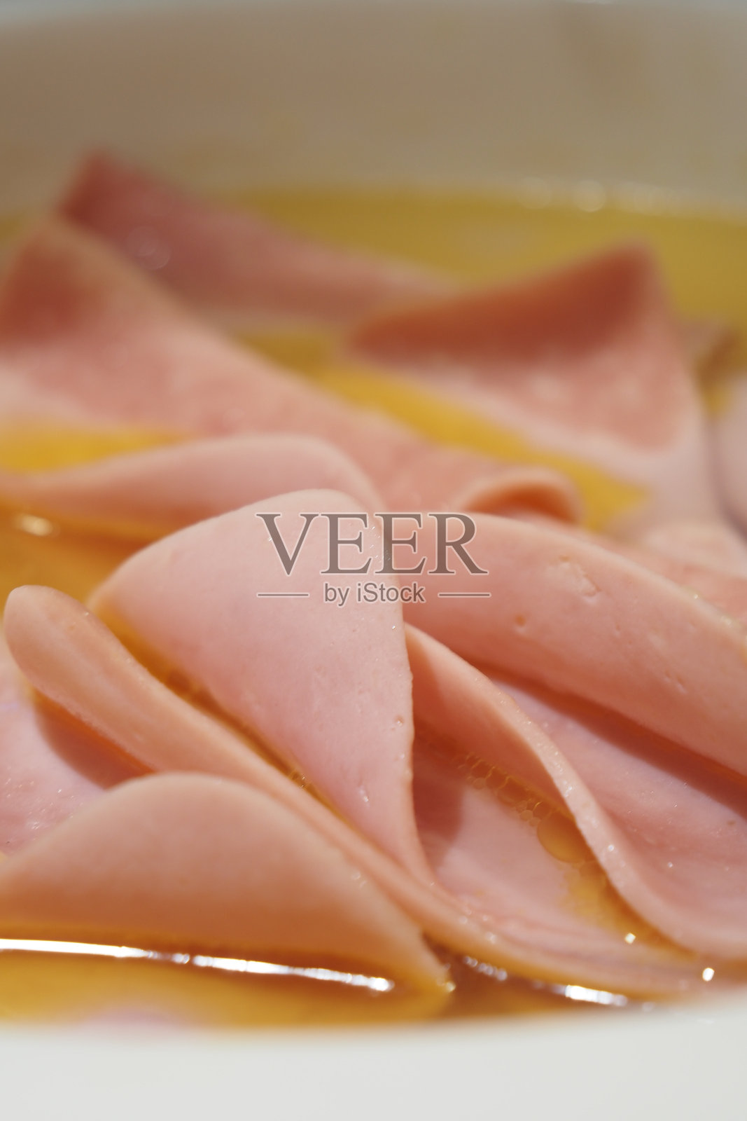 切片熟食肉在美味的肉汤中供应照片摄影图片