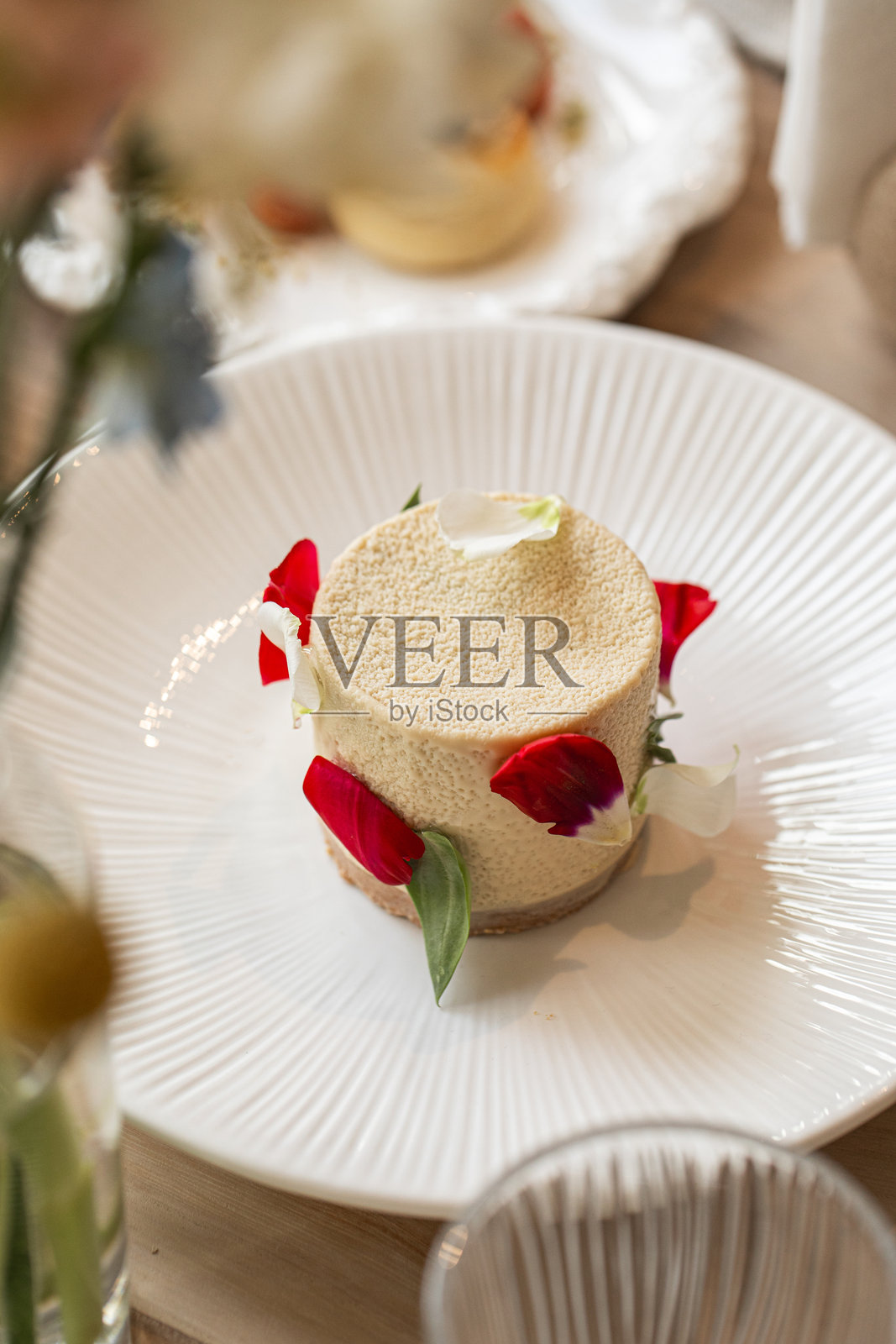 带有花瓣的优雅慕斯甜点照片摄影图片