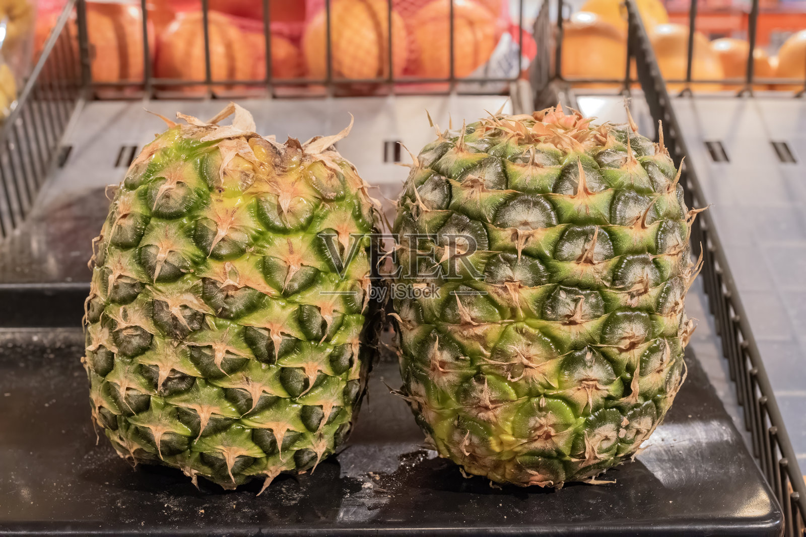 两个菠萝紧挨着的特写照片摄影图片