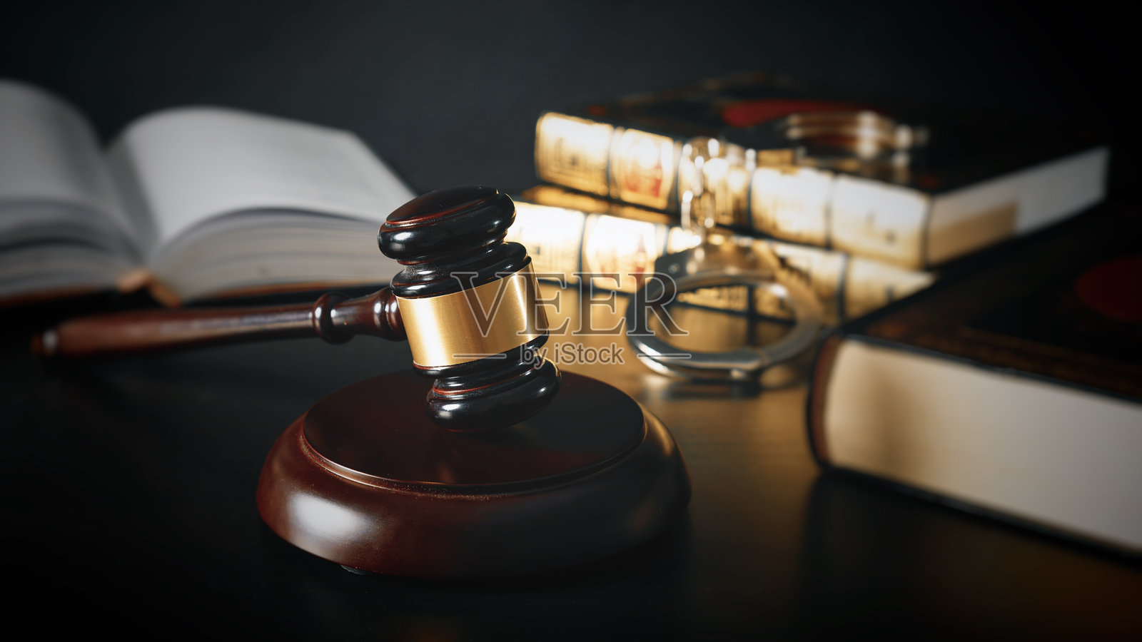 法官的木槌和法律书籍放在木桌上照片摄影图片