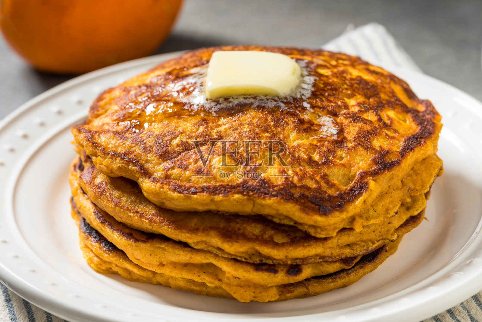 甜蜜的手工自制秋季南瓜煎饼照片摄影图片