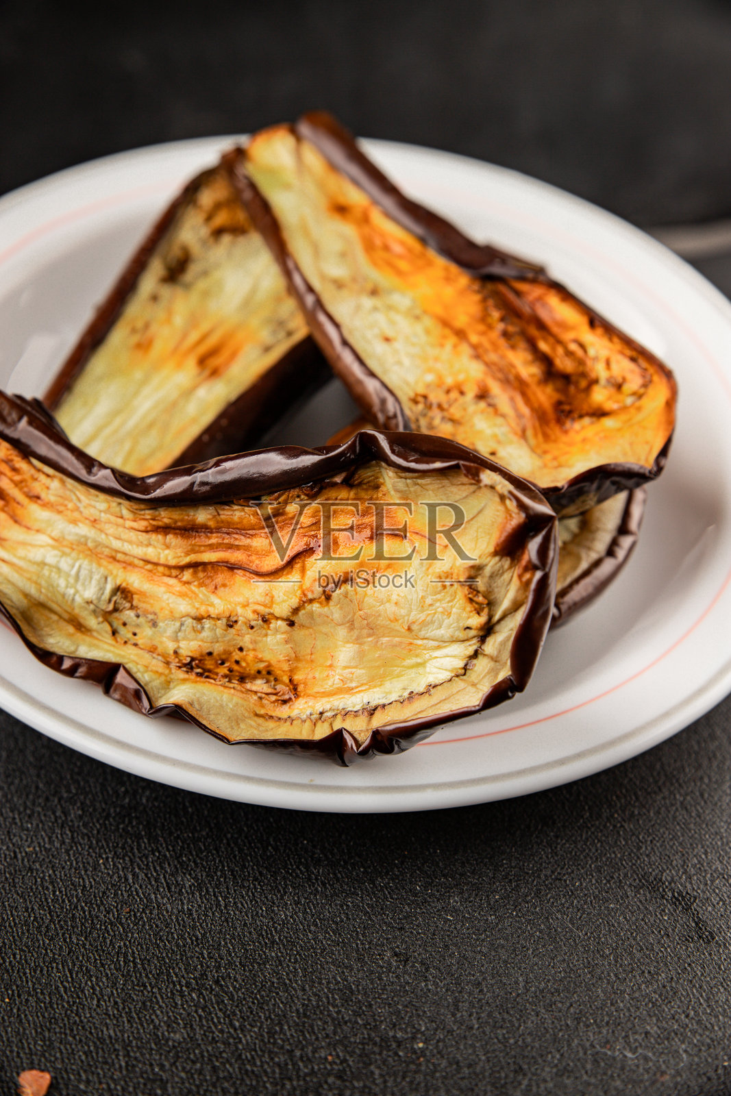 烤茄子烤蔬菜 新鲜天然产品 美味小吃 美食 背景 放在桌子上 乡村风格 俯视 留出复制空间 生酮饮食和旧石器饮食 纯素食和素食照片摄影图片