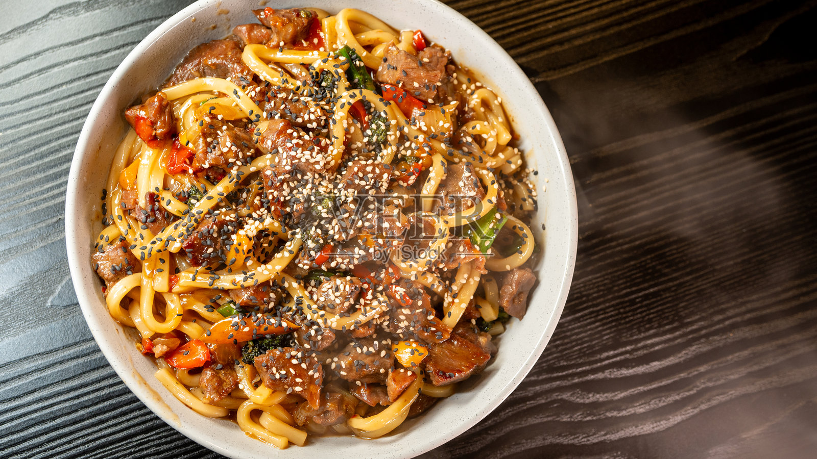 牛肉乌冬面配西兰花和彩椒照片摄影图片