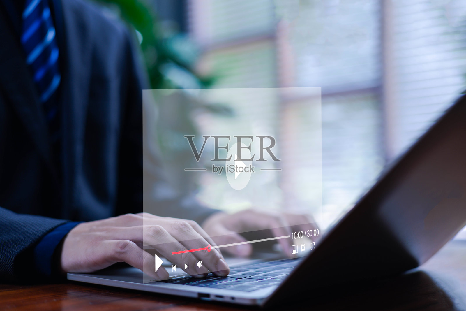 人们使用互联网技术,通过互联网连接媒体、进行视频聊天、开展业务、使用平板电脑进行数字营销,并在社交媒体上创作内容。照片摄影图片