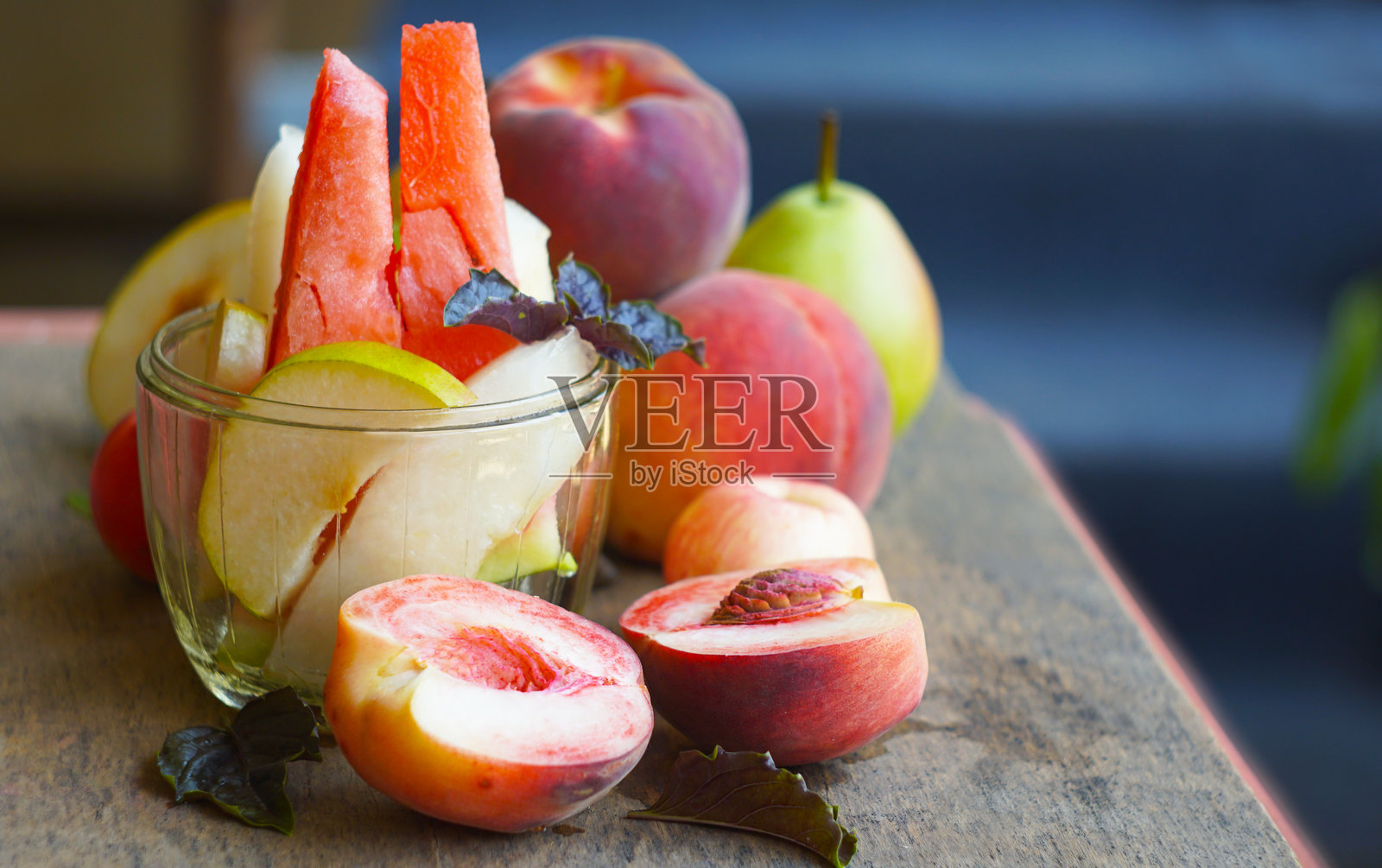 各种秋季水果摆放在窗户下。照片摄影图片