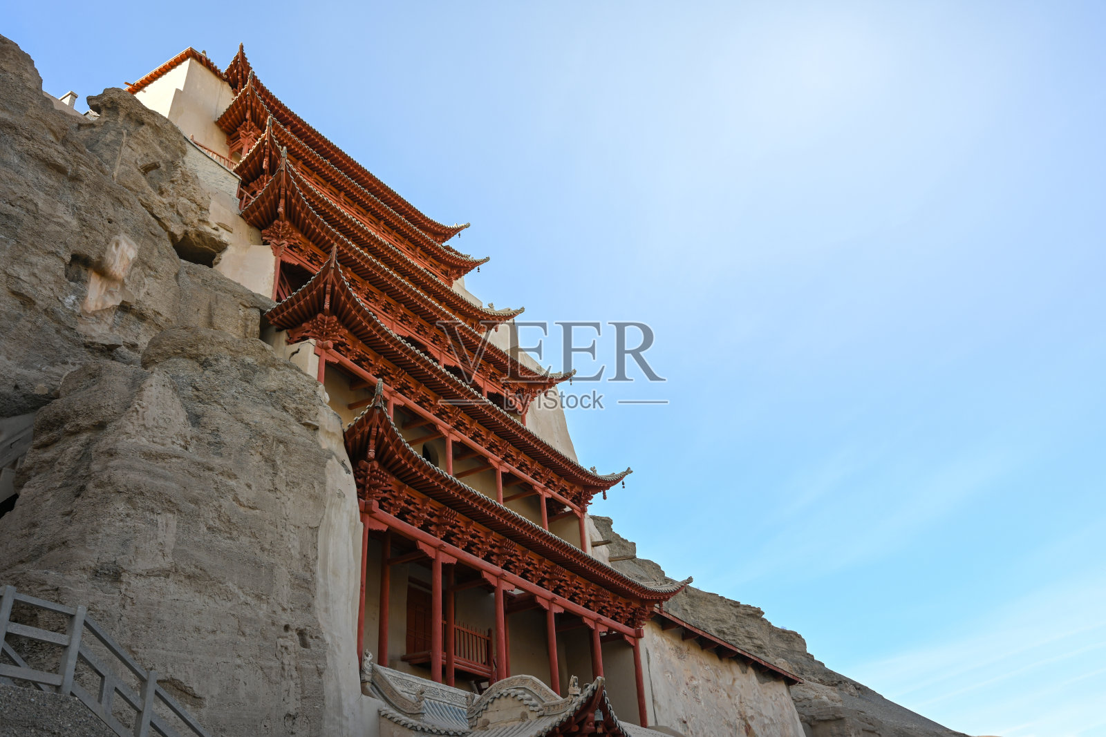 莫高窟的古代建筑和岩石悬崖照片摄影图片