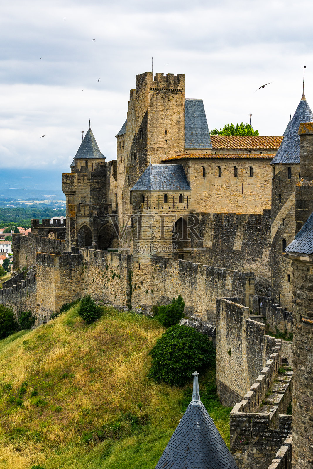 从卡尔卡松城堡城墙上看到的奥德门照片摄影图片