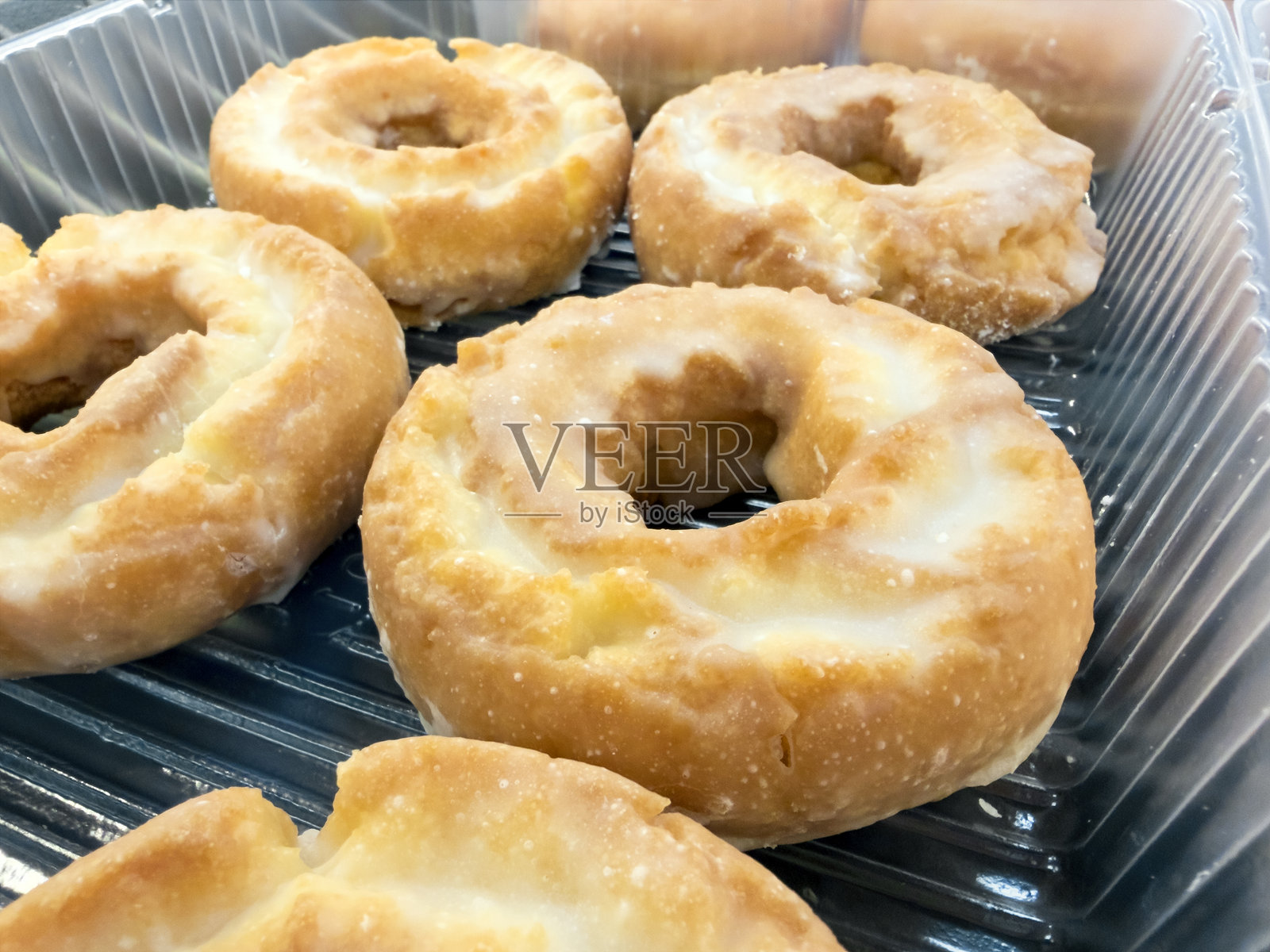 甜甜圈在零售展示柜中照片摄影图片