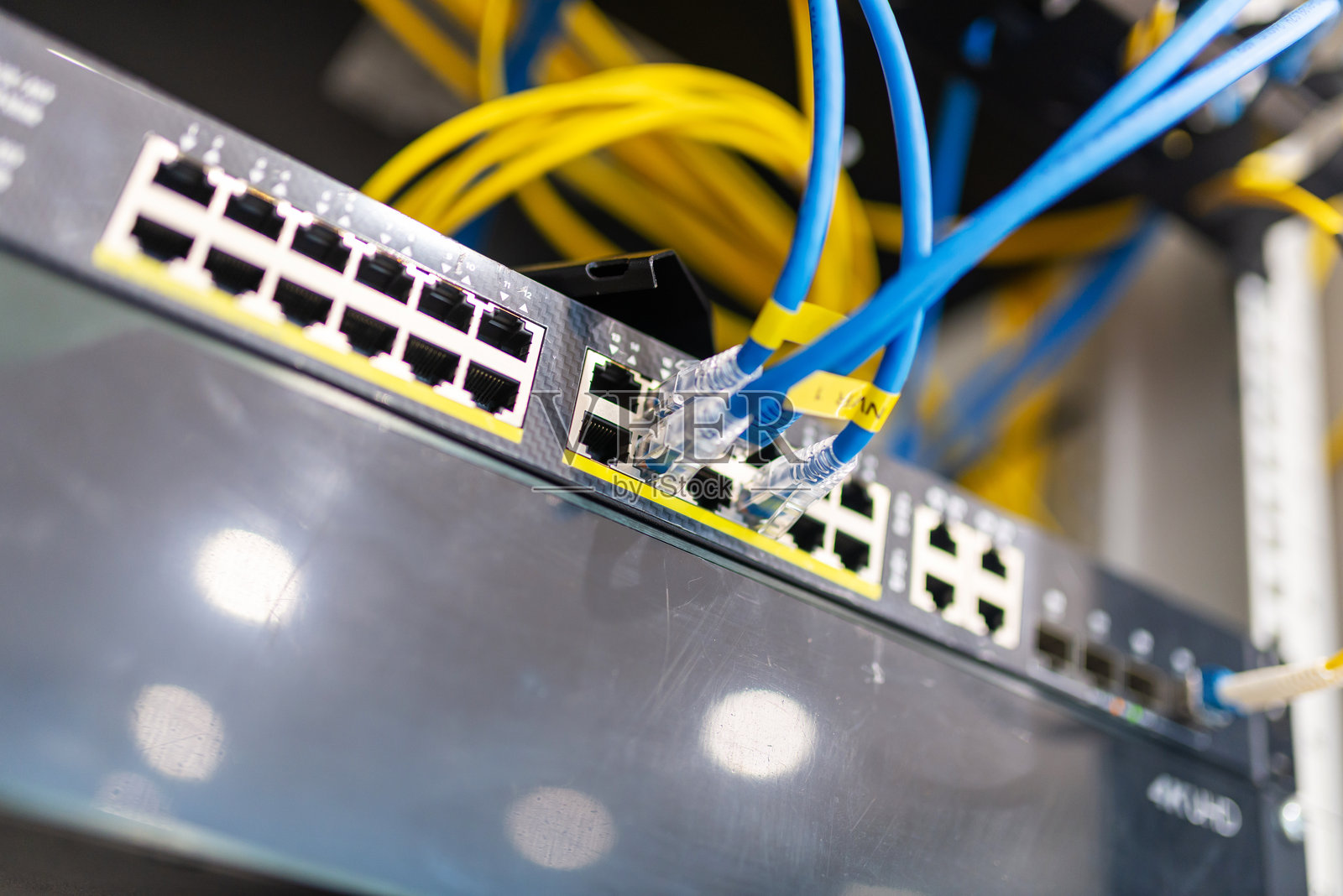连接了以太网线的网络交换机照片摄影图片