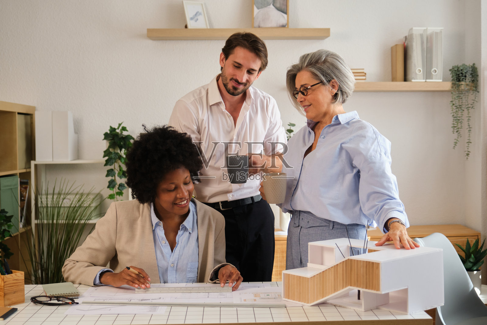 多元化的建筑师团队在现代办公室协作项目照片摄影图片