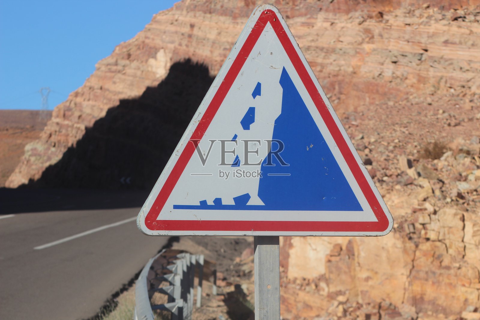 落石警示标志照片摄影图片