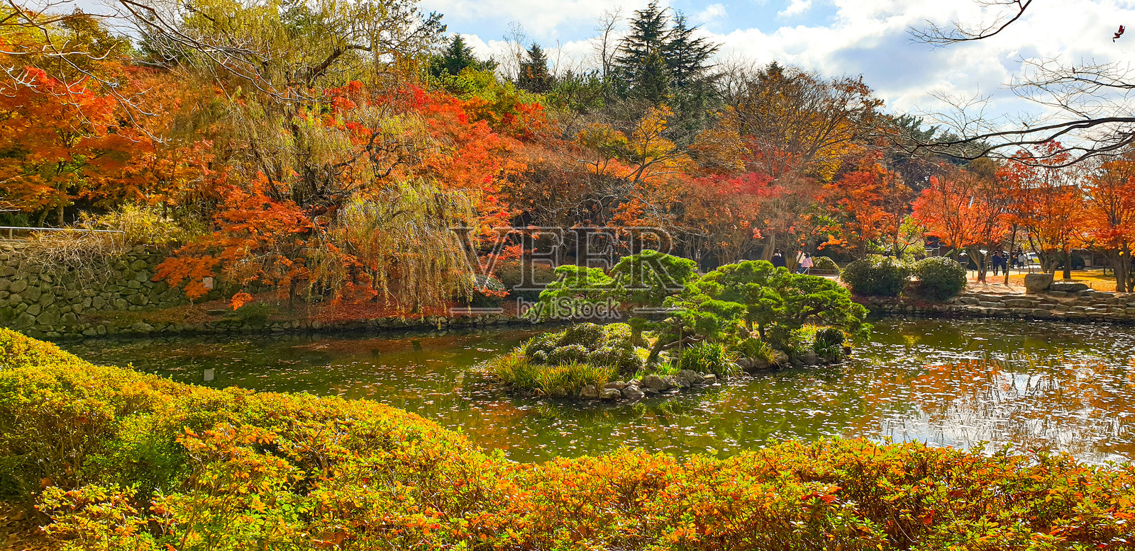 韩国庆州佛国寺花园的秋日色彩照片摄影图片