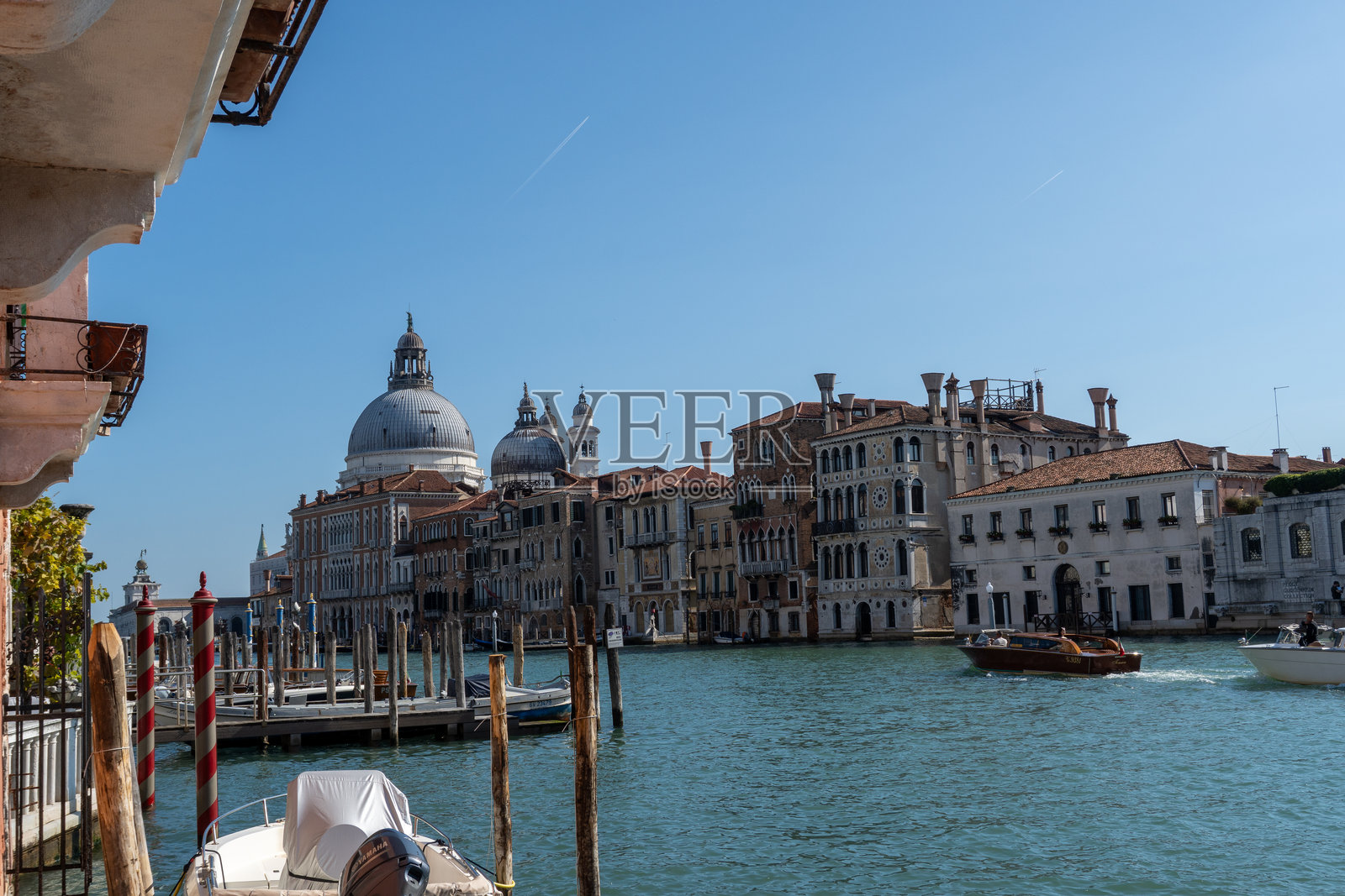威尼斯 – 风景如画的运河与历史建筑照片摄影图片