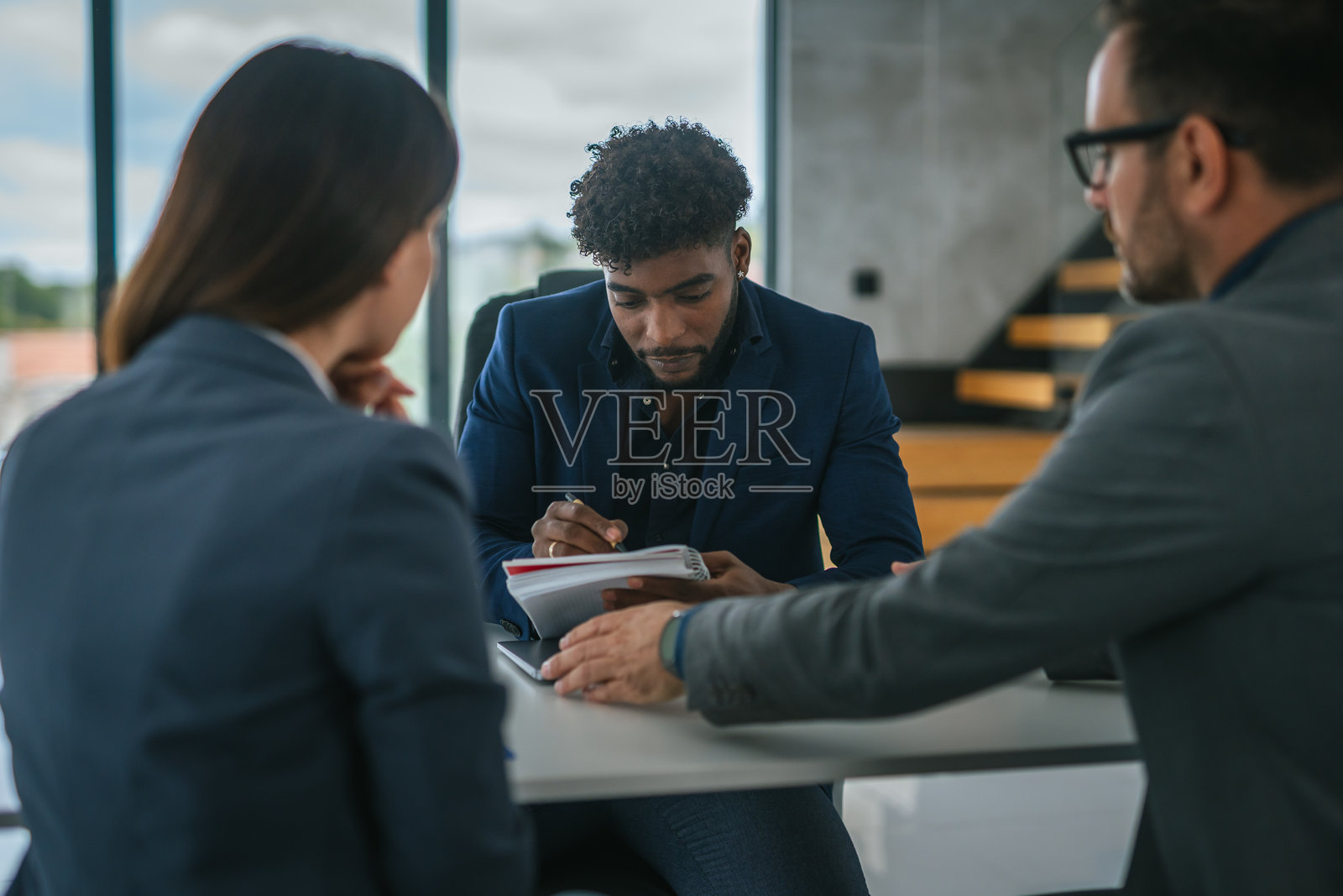 专业人士在办公室讨论新的商业合同条款照片摄影图片