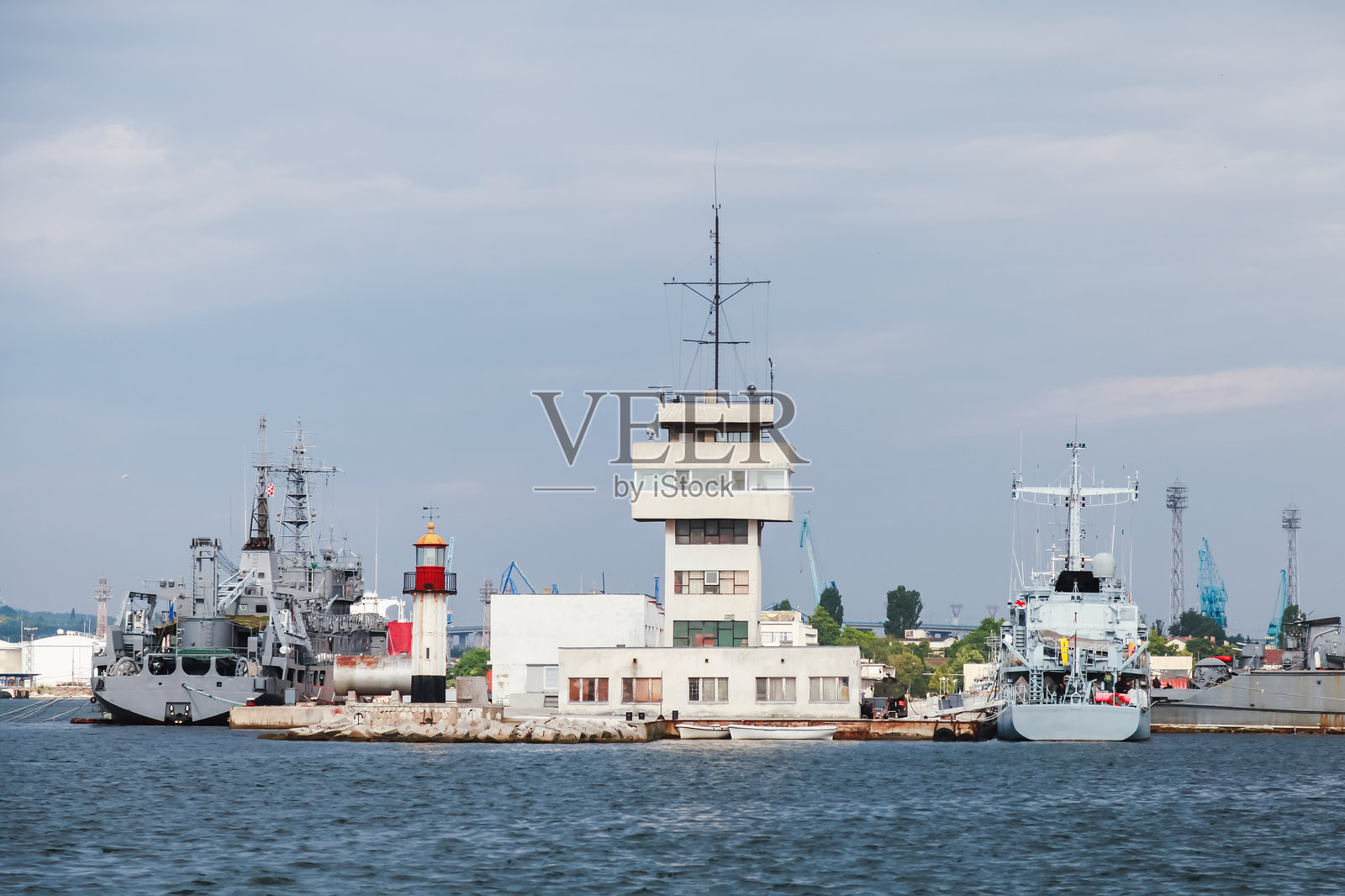 瓦尔纳海军港,可以看到军舰停靠在现代控制塔旁边照片摄影图片