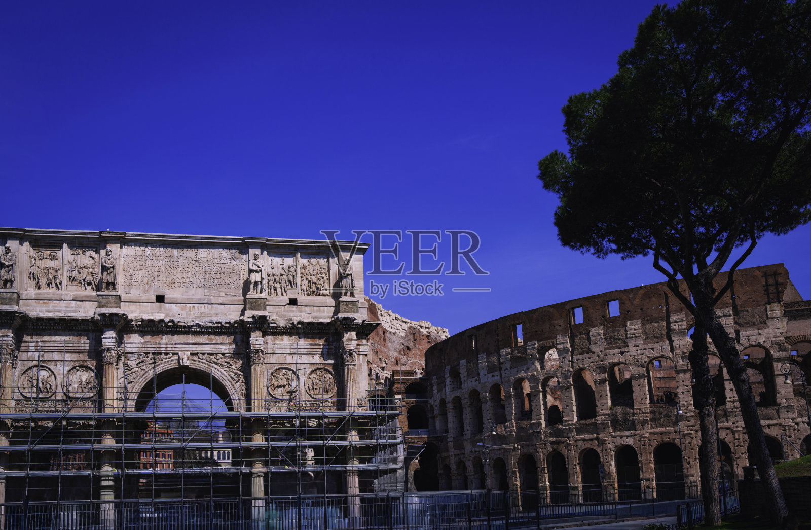 罗马斗兽场和君士坦丁凯旋门(或称君士坦丁拱门)正在维修中照片摄影图片