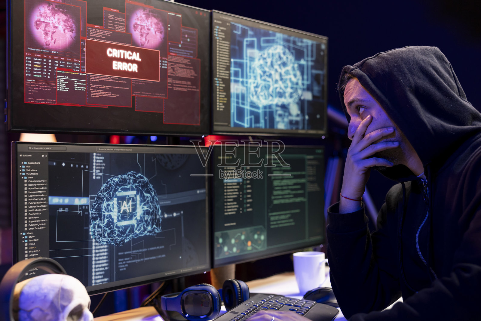 帽衫黑客在电脑上看到严重错误消息后,难以置信照片摄影图片