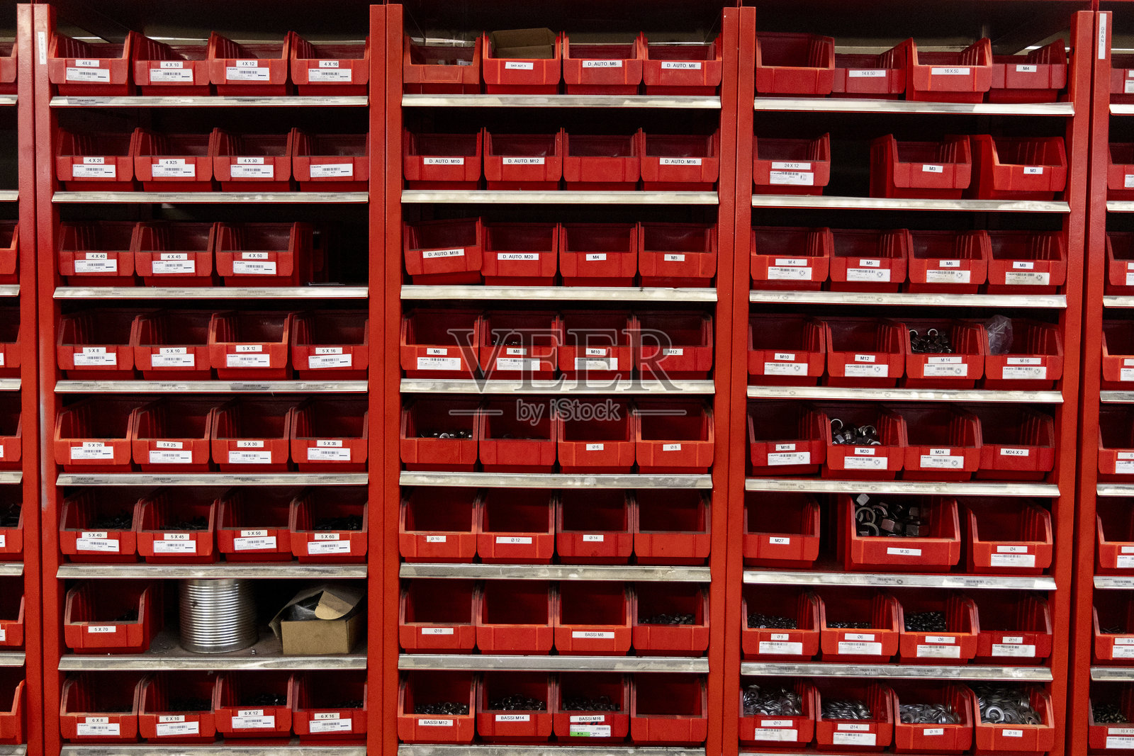 整齐的金属架子上排列着一排红色的塑料容器。照片摄影图片