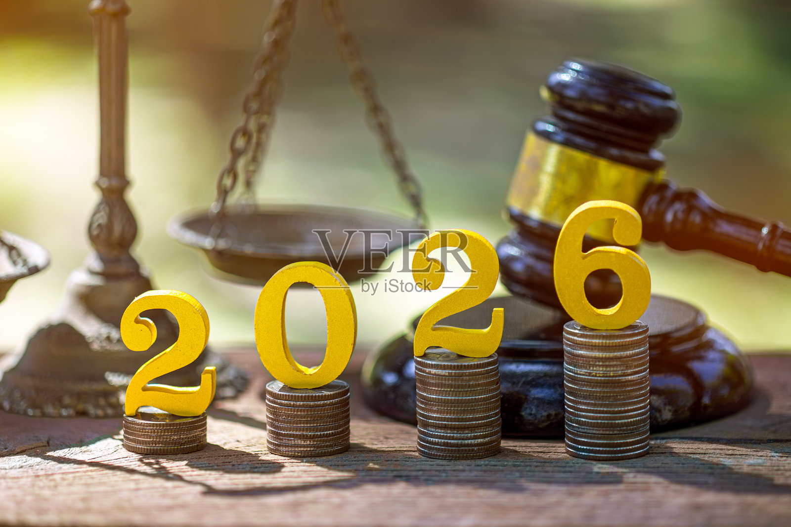 木槌和写有2026数字的立方体,背景为灰色。象征2026年的法律体系与法规。照片摄影图片