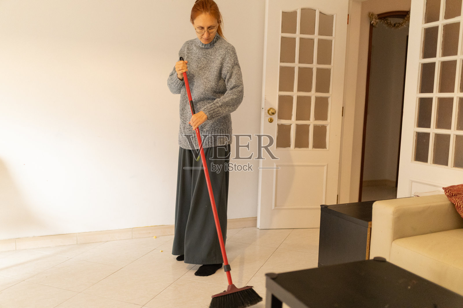 女子正在打扫客厅地板,管理家务照片摄影图片