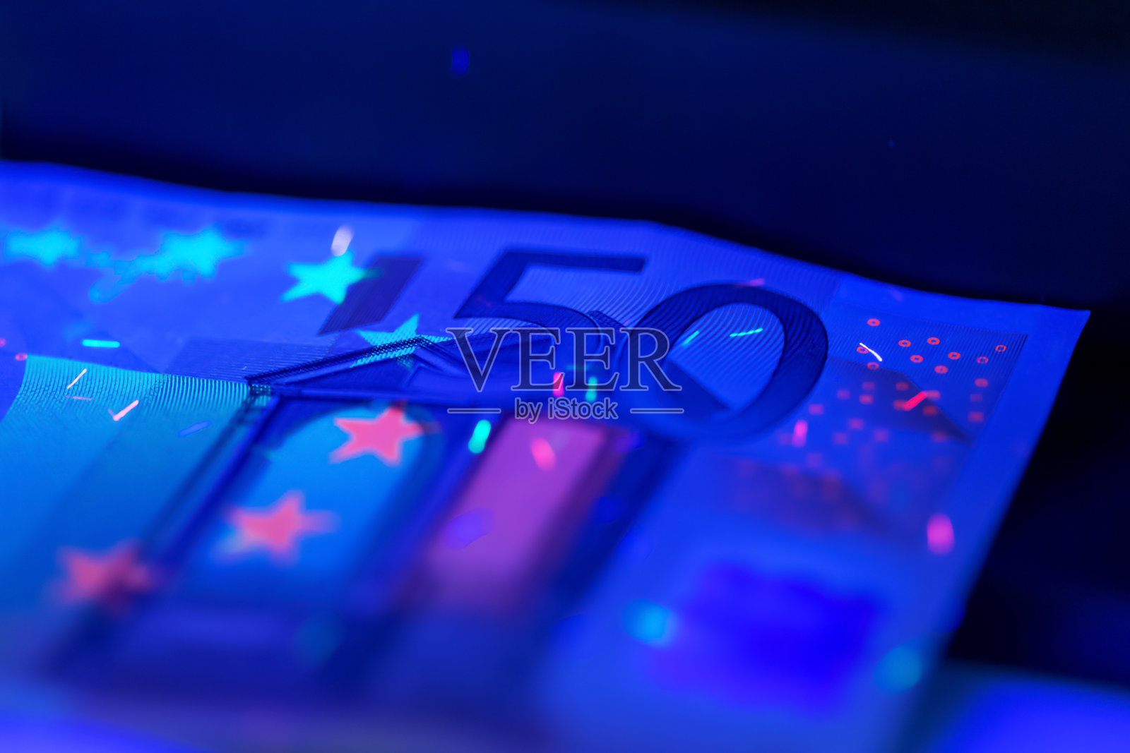 紫外光下五十欧元纸币的详细视图,突出显示安全特征照片摄影图片