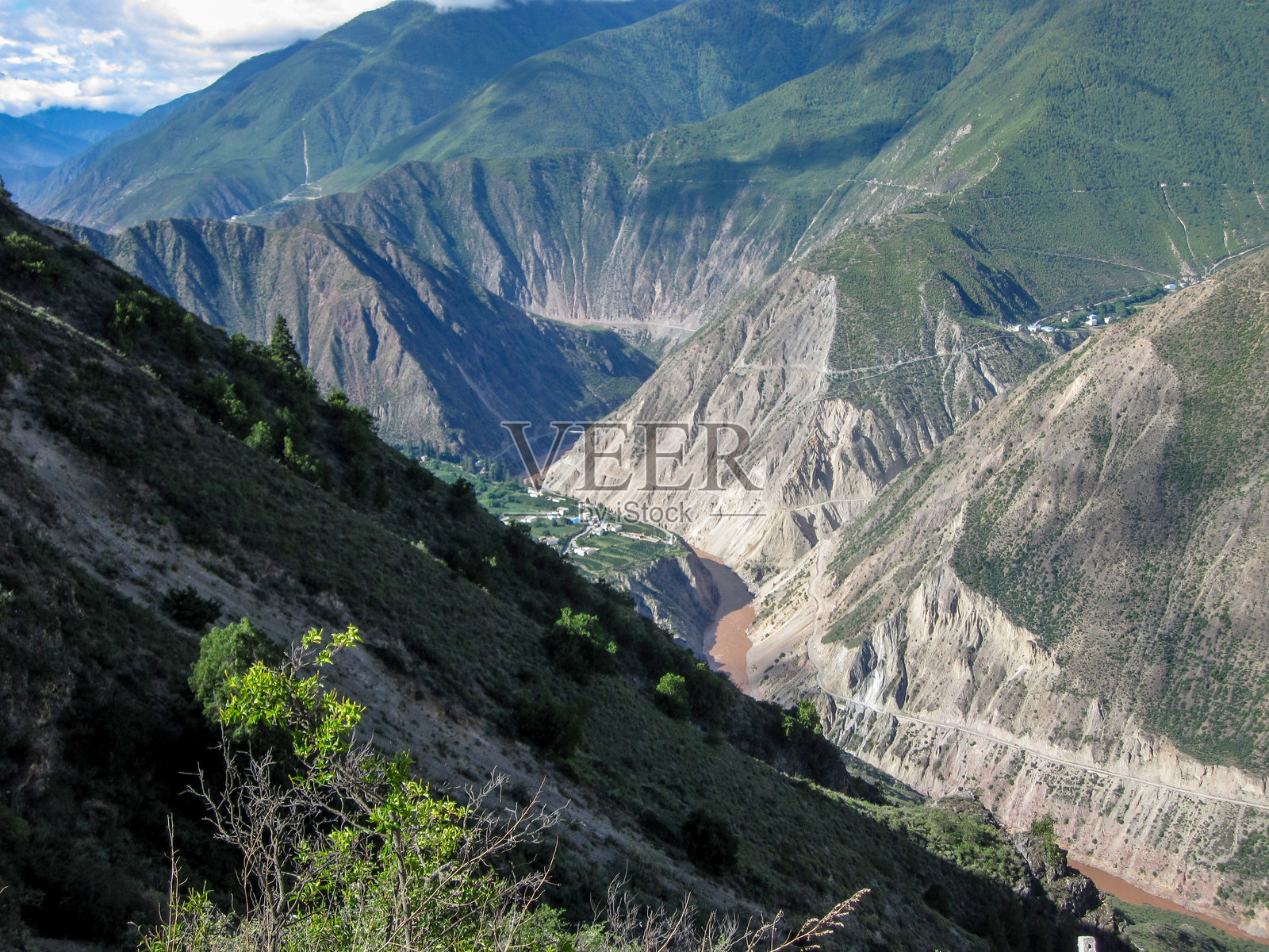 壮丽的山脉,深邃的山谷和翠绿的山坡照片摄影图片