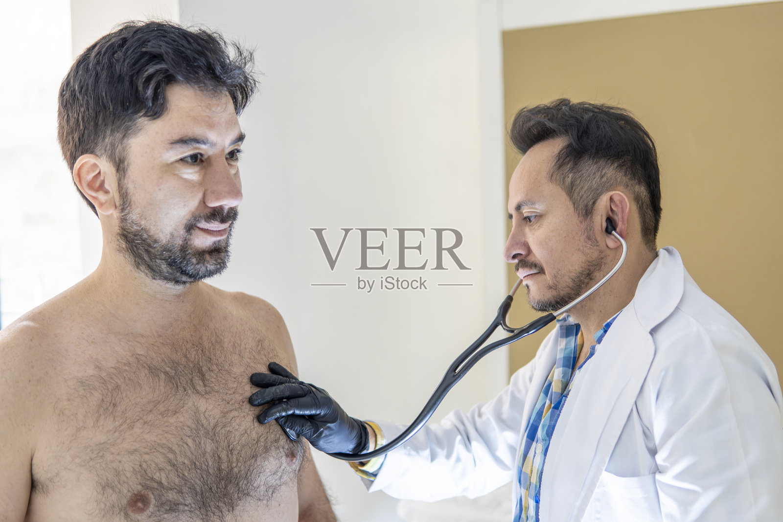 医生用听诊器为病人做检查照片摄影图片