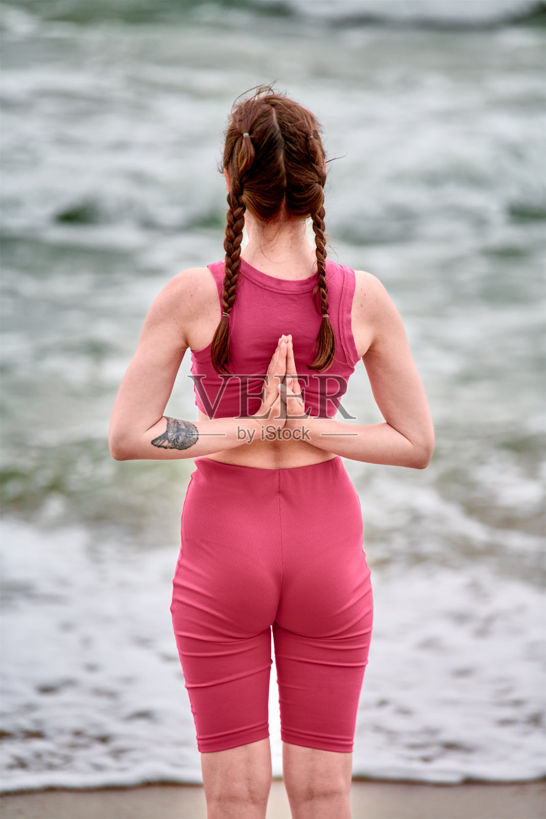 黄昏时波罗的海海岸的瑜伽练习照片摄影图片