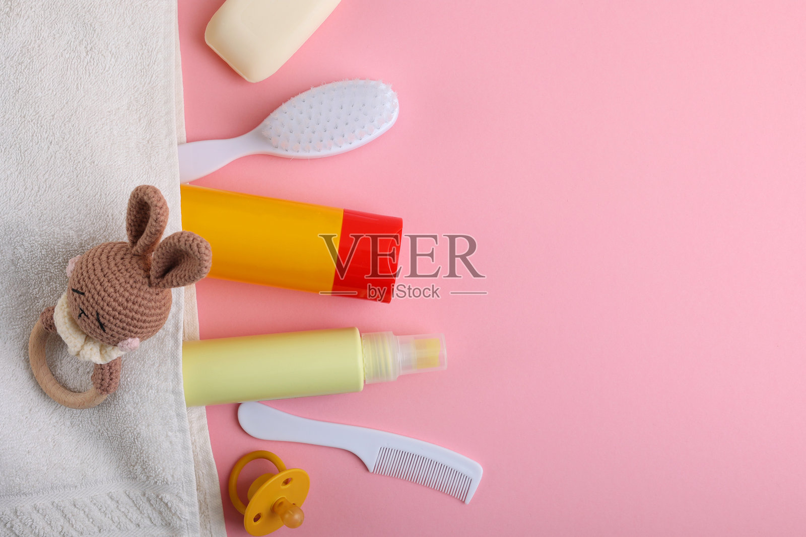 可爱又迷人的婴儿沐浴必需品,色调欢快明亮照片摄影图片