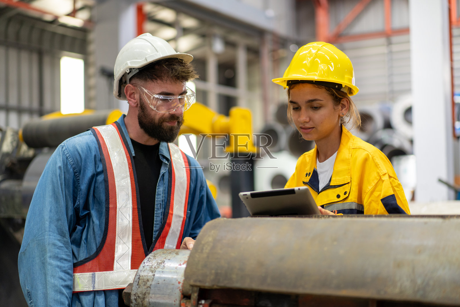 女工程师主管指导技术员检查备件设备照片摄影图片