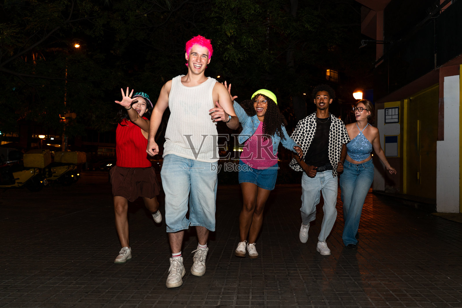 一群不同肤色的年轻朋友们在街头玩乐照片摄影图片
