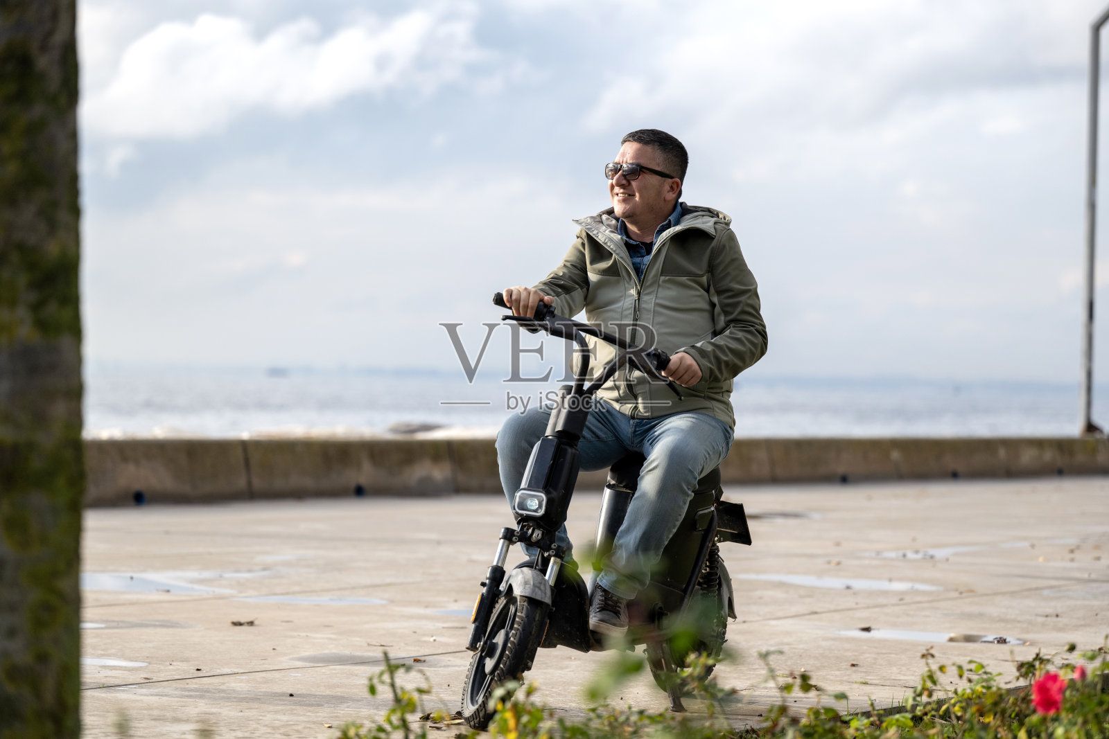 一名男子正在公园里骑着租来的滑板车照片摄影图片